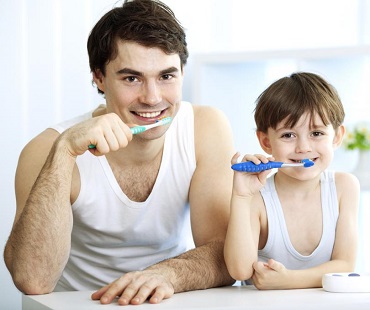Папа с сыном чистят зубы